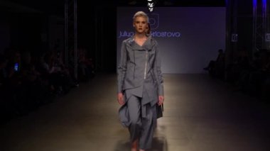 Moda gösterisinde podyumda manken kız.