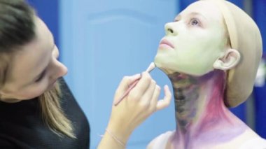 Kızları uydurma yöntemi. Ağır çekim. Comic con. KostümComment