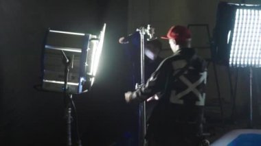 Çekimler sırasında film setinde ışıklandırma. Film yapımcılığı. Çekim.