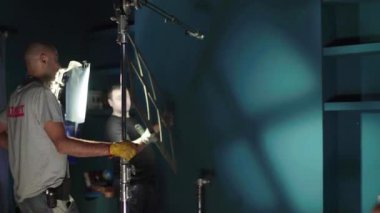 Çekimler sırasında film setinde ışıklandırma. Film yapımcılığı. Çekim.