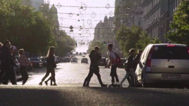 İnsanlar yaya geçidinde karşıdan karşıya geçiyorlar. Kalabalık. Kyiv. Ukrayna. Yavaş çekim.