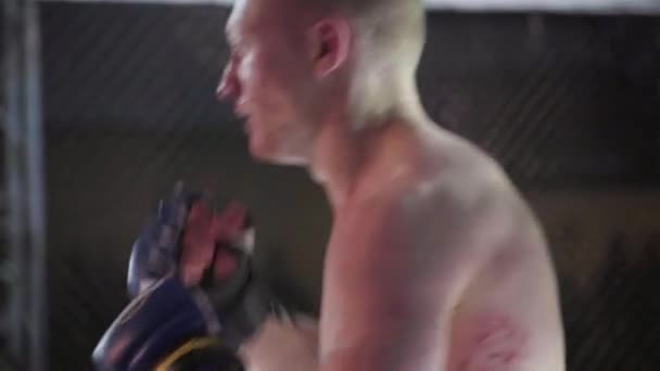 Vechten in de Mma octagon. Langzame beweging. Kiev. Oekraïne — Stockvideo