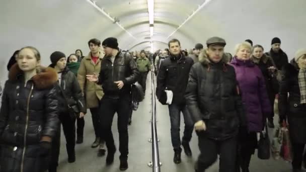 Uma multidão de pessoas andando ao longo da passagem subterrânea do metrô. Kiev. Ucrânia — Vídeo de Stock