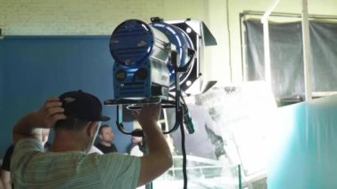 Çekimler sırasında film setinde ışıklandırma. Film yapımcılığı. Çekim.