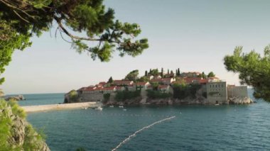 Sveti Stefan deniz kenarında bir turistik kasabadır. Karadağ. Gün