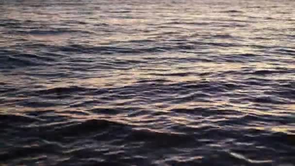 Meerwasser bei Sonnenuntergang. Nahaufnahme. Sharm-el-Sheikh. Ägypten. — Stockvideo
