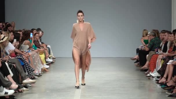 Meisje model op de catwalk bij fashion show — Stockvideo