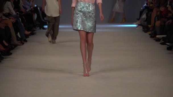 Flicka modell på catwalken på modevisning — Stockvideo