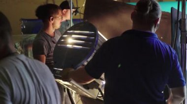 Çekimler sırasında film setinde ışıklandırma. Film yapımcılığı. Çekim.