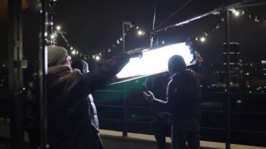 Çekimler sırasında film setinde ışıklandırma. Film yapımcılığı. Çekim.
