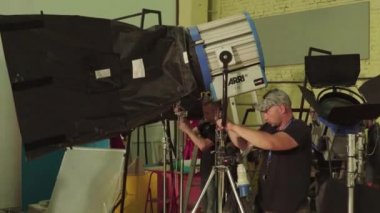 Çekimler sırasında film setinde ışıklandırma. Film yapımcılığı. Çekim.