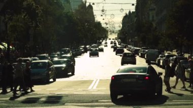 İnsanlar yaya geçidinde karşıdan karşıya geçiyorlar. Kalabalık. Kyiv. Ukrayna. Yavaş çekim.