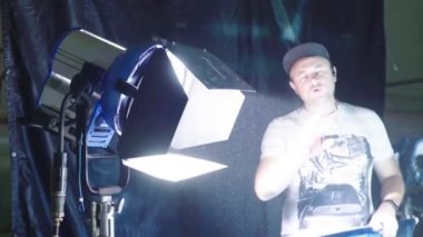 Çekimler sırasında film setinde ışıklandırma. Film yapımcılığı. Çekim.