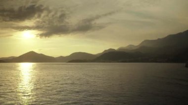 Akşamları deniz manzarası. Dağlar ve deniz. Karadağ