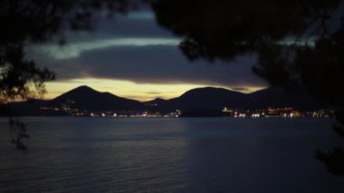 Akşamları deniz manzarası. Dağlar ve deniz. Karadağ