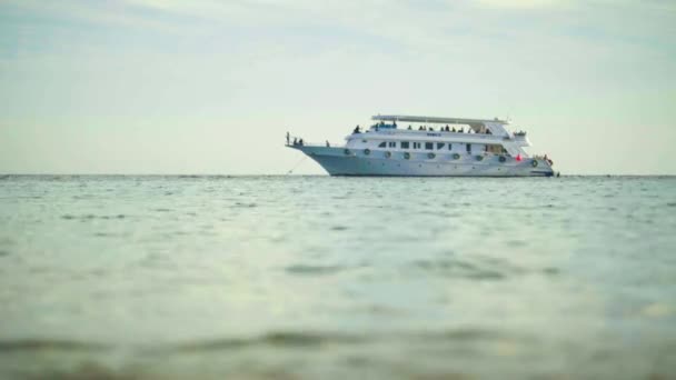 Jacht in de zee. Sharm-el-Sheikh. Egypte. — Stockvideo