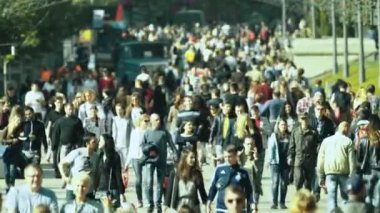 Kalabalık. Birçok insan caddede yürür. Kyiv. Ukrayna