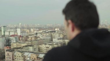 Bir adam büyük bir şehre bakar. Kyiv. Ukrayna.