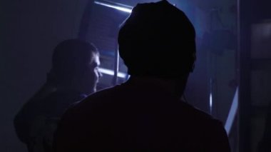 Çekimler sırasında film setinde ışıklandırma. Film yapımcılığı. Çekim.