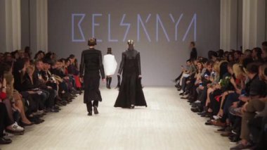 Moda gösterisinde podyumda manken kız.