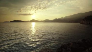 Akşamları deniz manzarası. Dağlar ve deniz. Karadağ
