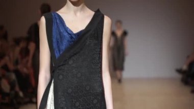 Moda gösterisinde podyumda manken kız.