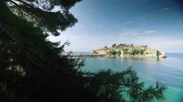 Sveti Stefan es una ciudad turística junto al mar. Montenegro. Día. — Vídeo de stock