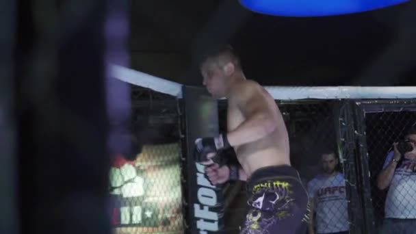 Kampf im mma-Achteck. Zeitlupe. kyiv. Ukraine — Stockvideo