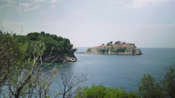 Sveti Stefan est une ville touristique en bord de mer. Monténégro. Jour — Video