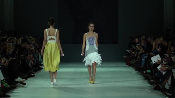 Meisje model op de catwalk bij fashion show — Stockvideo