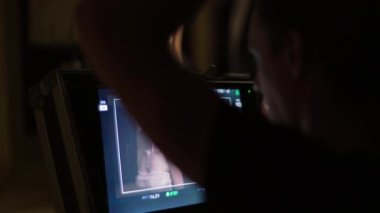 Bir erkek oyuncu ve kadın oyuncu film çekilirken rol alır..