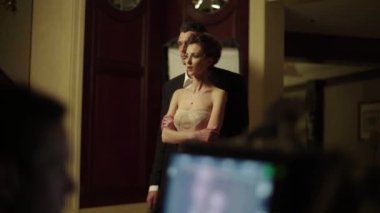 Bir erkek oyuncu ve kadın oyuncu film çekilirken rol alır..