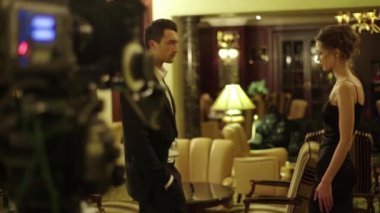 Bir erkek oyuncu ve kadın oyuncu film çekilirken rol alır..