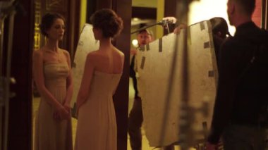 Çekim sırasında kadın oyuncu bir rol oynar. Film yapımcılığı.