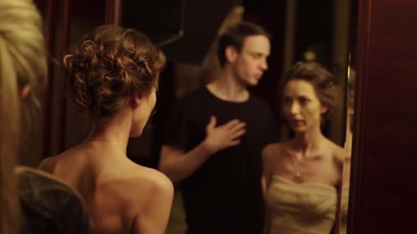 Ένας άνδρας ηθοποιός και μια γυναίκα ηθοποιός παίζουν ένα ρόλο κατά τη διάρκεια των γυρισμάτων. — Αρχείο Βίντεο