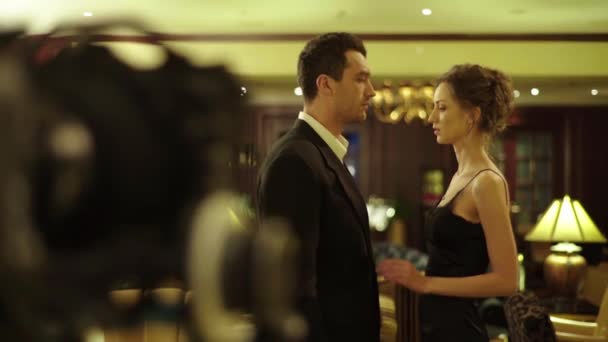 Ein männlicher Schauspieler und eine weibliche Schauspielerin spielen während der Dreharbeiten eine Rolle. — Stockvideo