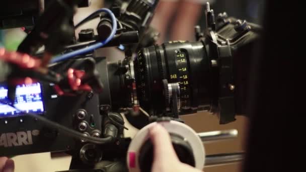 Camera tijdens het filmen. Filmmaken. Schieten. Filmproductie. — Stockvideo