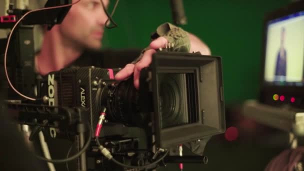 撮影中のカメラ。映画製作。銃撃だ映画製作. — ストック動画