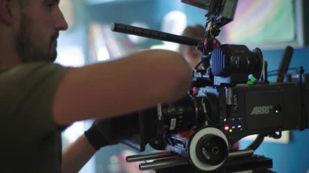 Camera tijdens het filmen. Filmmaken. Schieten. Filmproductie. — Stockvideo