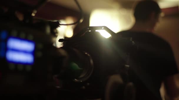 Camera tijdens het filmen. Filmmaken. Schieten. Filmproductie. — Stockvideo