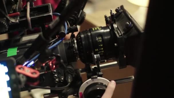 Camera tijdens het filmen. Filmmaken. Schieten. Filmproductie. — Stockvideo