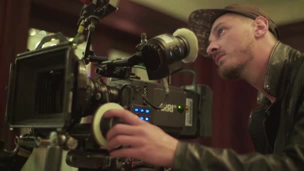 Camera met een camera tijdens het filmen. Filmmaken. Schieten. — Stockvideo