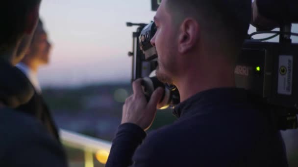 Çekim sırasında elinde kamera olan bir kameraman. Film yapımcılığı. Çekim. — Stok video