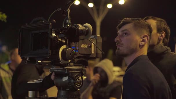 Kameraman med kamera under inspelningen. Filminspelning. Skjutning. — Stockvideo