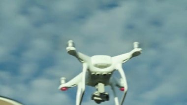 Çekim sırasında drone kuadrokopteri. Film yapımcılığı. Çekim