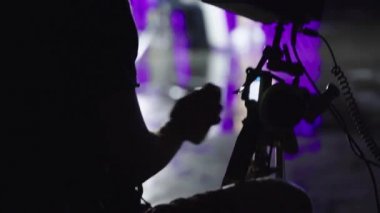 Film çekilirken odaklayıcı iş başında. Film yapımcılığı. Çekim. Film yapımcılığı