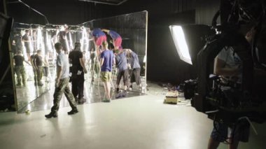 Filmin setinde sahne hazırlıklarına başlayın. Film yapımcılığı. Çekim.