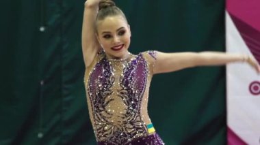 Yarışma sırasında kulüpleri olan kız jimnastikçi. Ağır çekim. Kyiv. Ukrayna.