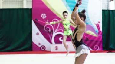 Yarışma sırasında kulüpleri olan kız jimnastikçi. Ağır çekim. Kyiv. Ukrayna.