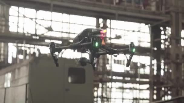 El dron quadrocopter durante el rodaje. Filmmaking. Disparos — Vídeos de Stock